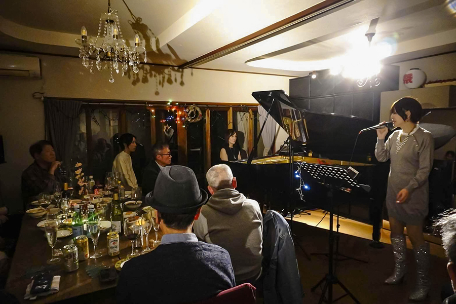 ライブハウス宗心庵での温かい交流の様子